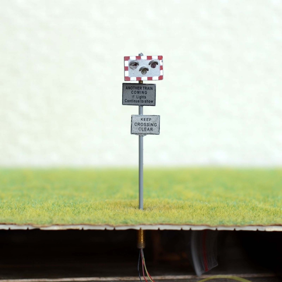 thumbnail interactive-video image 1 of HO Scale Railroad Crossing Signal – LED, 4 Target Faces, Silver #2GR4 – Brass/Gray 1 of 5